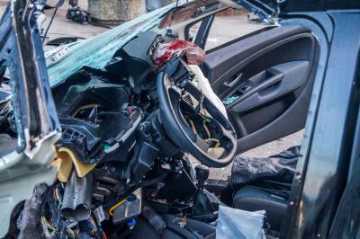 Markgroeningen: Heftiger Crash! Fiat kracht in Linienbus - Junger Fahrer wird lebensgefaehrlich verletzt - Smartphone sorgte fuer Ablenkung des Fahrers